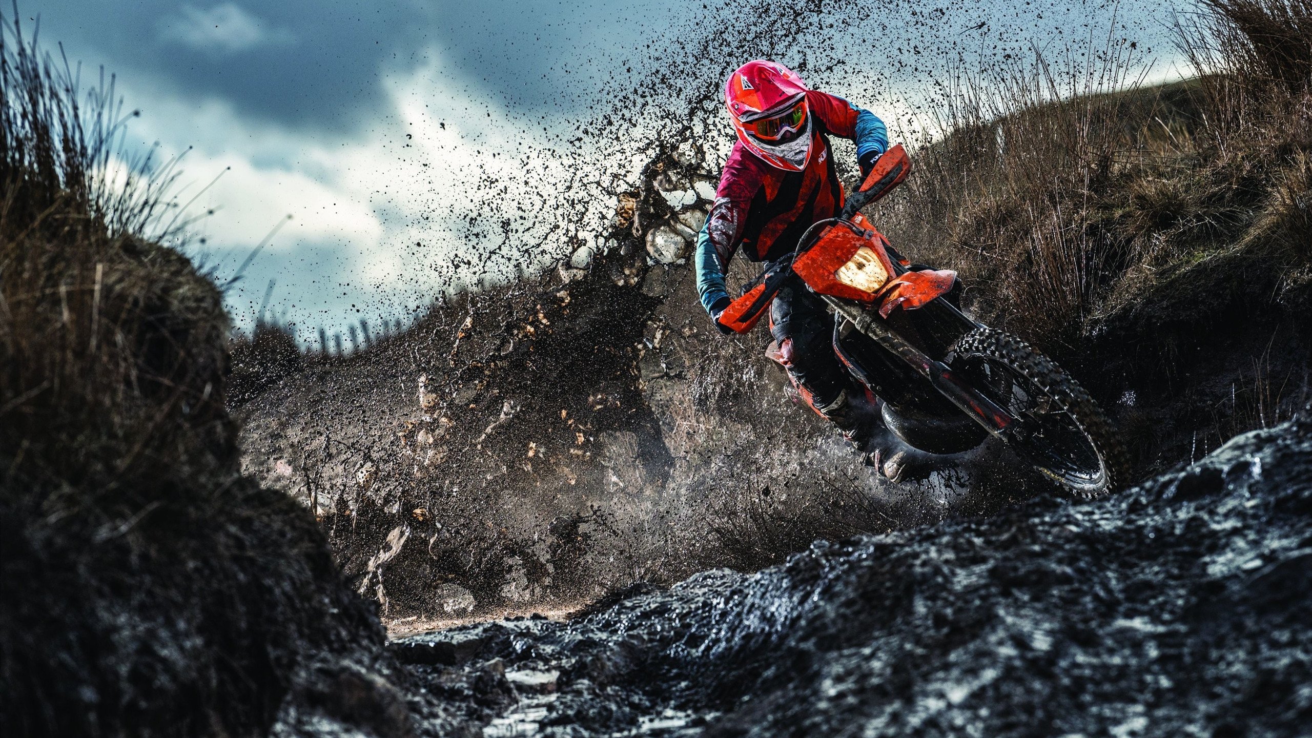 中超激烈对抗!克雷桑推人染黄,引发混战,王秋明遭嘲讽