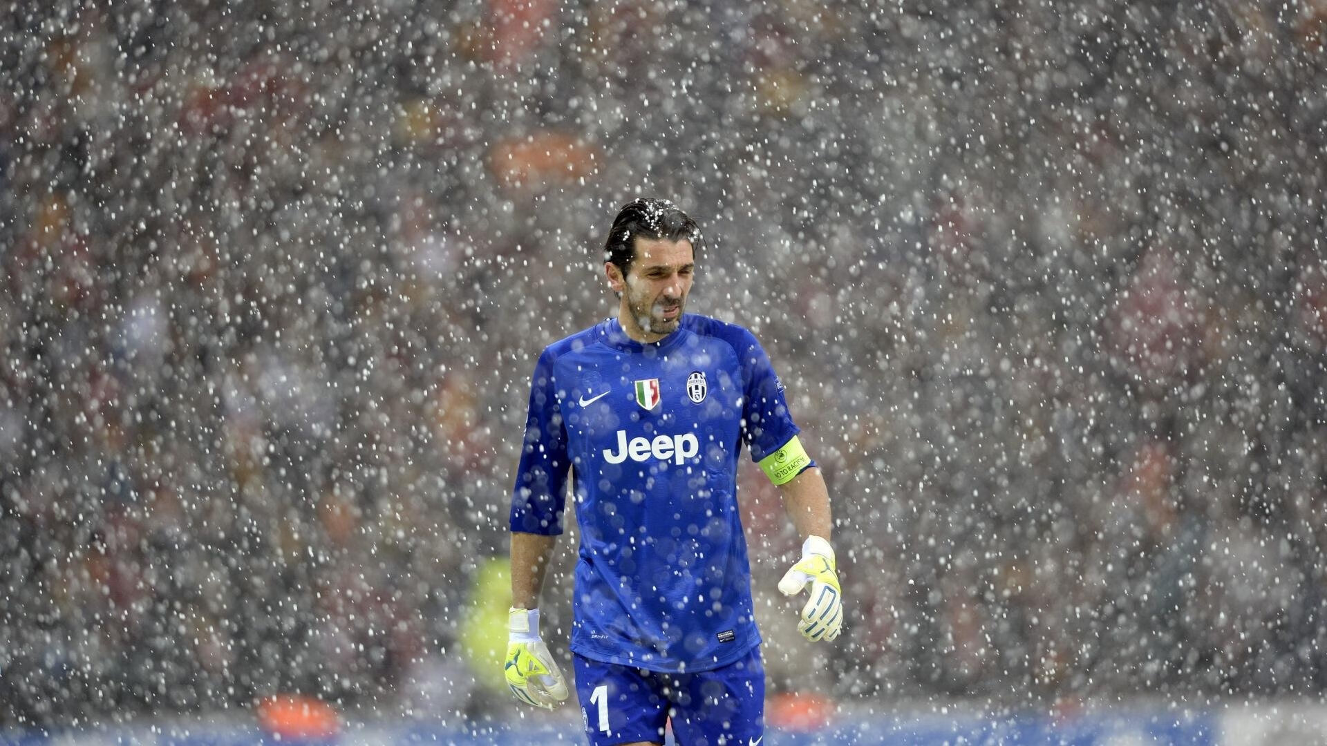 中超激烈对抗!克雷桑推人染黄,引发混战,王秋明遭嘲讽